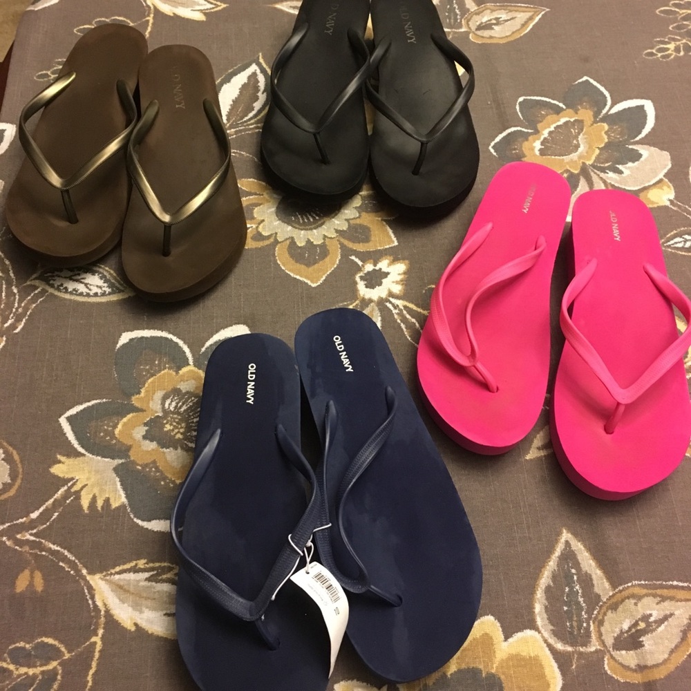 🚫SOLD 🚫(4) Old Navy Wedge Flip Flops